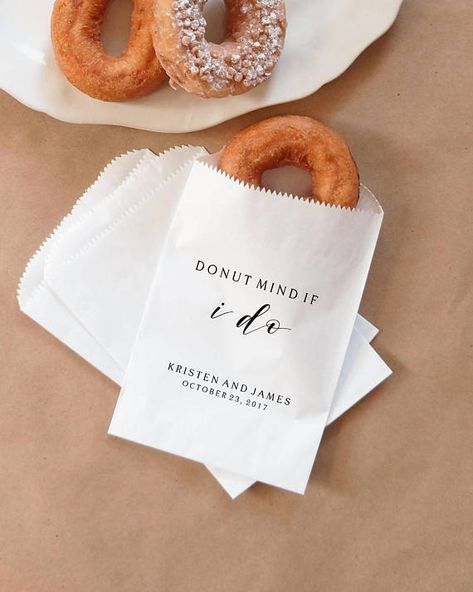 Wedding Donuts, Creative Wedding Favors, Donut Bar, Inexpensive Wedding Favors, Elegant Wedding Favors, Best Wedding Favors, Wedding Favors Fall, Wedding Dessert Table, Wedding Dessert