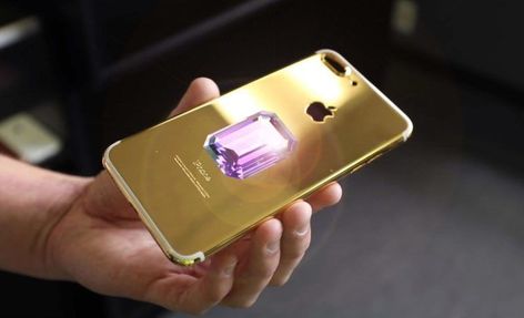 Falcon Supernova iPhone 6 Pink Diamond costs USD 48.5 million. The device is made up of 24-carat gold and is studded with a huge Pink Diamond on the back. #phonecase #phonecasesaesthetic #phonecase #case #phone #iphone #decor #accessories #beauty #Progadget #sexy #theprolifestyle #Expensive #price Iphone 6 Pink, Luxor Las Vegas, Nita Ambani, Gold Apple, Iphone 2, Iphone 3, Apple Logo, I Phone, Smart People