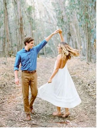 Best Couple Photos, Dancing Poses, Engagement Announcement Photos, Shooting Couple, Anniversary Pictures, Pose Fotografi, Wedding Dress Pictures, Gal Meets Glam, Engagement Photo Poses