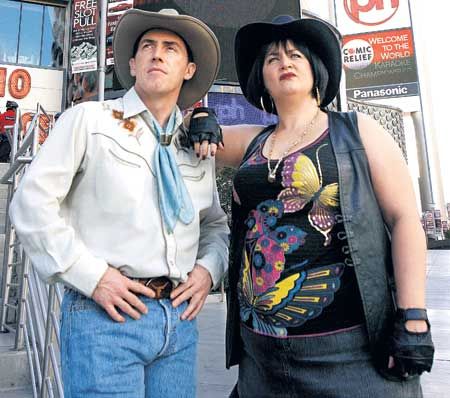 "Gavin & Stacey" - Rob Brydon (Uncle Bryn) and Ruth Jones (Nessa) : Islands in the Stream Nessa Gavin And Stacey, Ruth Jones, Rob Brydon, Barry Island, British Icons, Islands In The Stream, Gavin And Stacey, British Humor, Best Friend Outfits