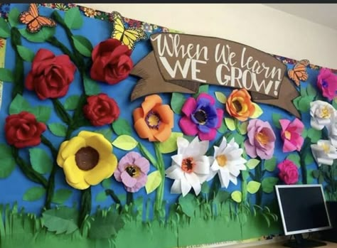 Spring Bulletin Boards Preschool, Garden Bulletin Boards, Garden Theme Classroom, Flower Bulletin Boards, Spring Bulletin, Spring Bulletin Boards, School Board Decoration, Spring Classroom, Preschool Bulletin