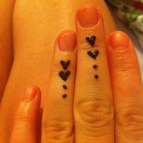 Fingers Henna, Henna Motive, Heart Fingers, Heart Henna, Hanna Tattoo, Paisley Tattoos, Cool Henna, Small Henna Tattoos, Small Henna Designs