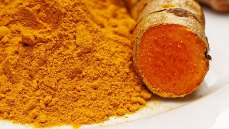 Turmeric powder and root Grow Turmeric, Asam Jawa, Turmeric Extract, Turmeric Curcumin, Turmeric Benefits, Turmeric Root, Iftar, Herbal Medicine, Health Remedies