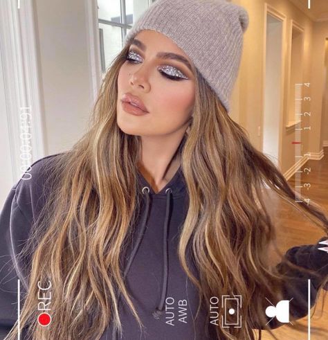 Pretty Celebrity Makeup Looks to Kick off 2021 in Style Chloé Kardashian, Khlo Money, Khloe Kardashian Hair, Kardashian Hair, Kloe Kardashian, Dark Blonde Hair Color, Prettiest Celebrities, Celebrity Makeup Looks, Khloé Kardashian