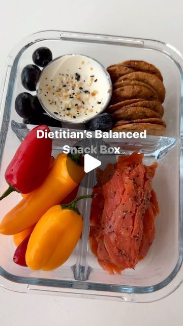 Samar Kullab MS, RDN, LDN on Instagram: "Balanced snack box that’s delicious and nutritious👌🏼 

Smoked salmon (I used cold smoked sockeye salmon with cracked pepper&garlic)
Bell peppers 
Light cream cheese topped with everything bagel seasoning 
While wheat crackers 
Blueberries 

#snackbox #weightloss #dietitian #nutrition" Wheat Crackers, Everything Bagel Seasoning, Cream Cheese Topping, Bagel Seasoning, Sockeye Salmon, Cracked Pepper, Everything Bagel, Snack Box, Samar