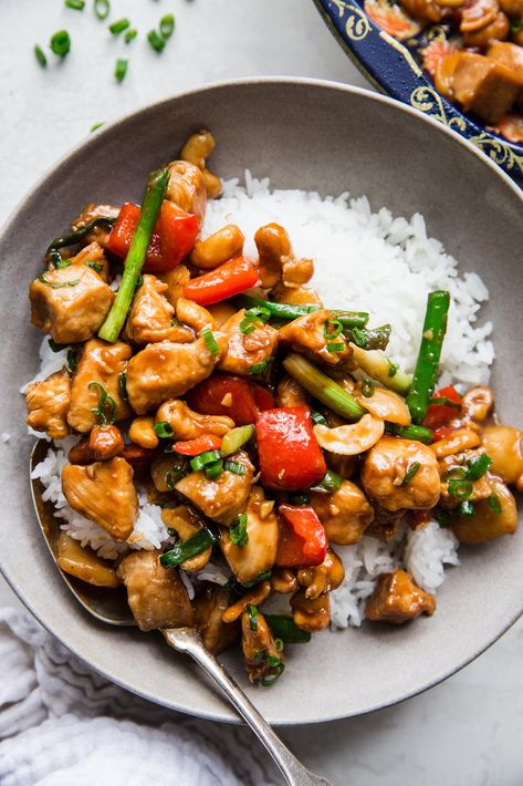 Chicken With Cashews, Crispy Cashew Chicken, Chicken With Cashew Nuts Chinese, Chicken Cashew, Healthy Chinese Food, Home Made Meals, Cashew Chicken Sauce, Easy Cashew Chicken Recipe, Thai Cashew Chicken