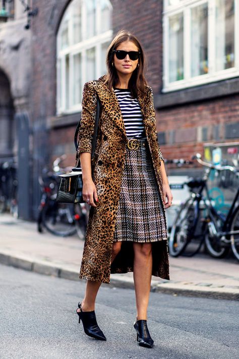 Copenhagen Fashion Week Street Style, Mode Tips, Walking Down The Street, Leopard Print Coat, Street Style 2017, Mens Fashion Edgy, Copenhagen Style, Copenhagen Fashion Week, Looks Street Style