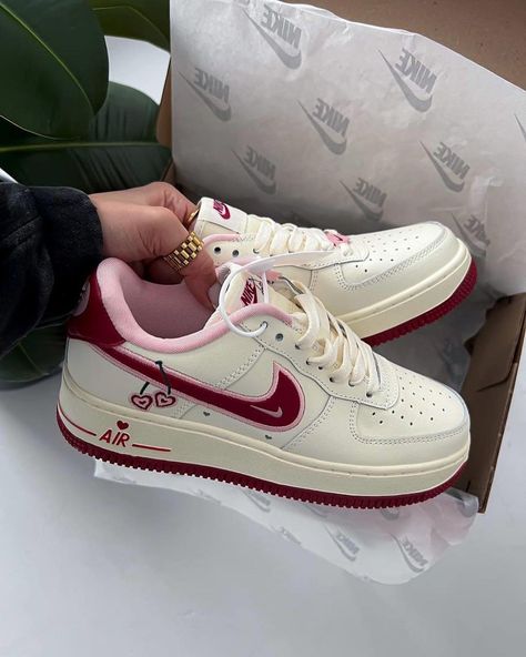 Sneaker Closet Women, Nike For Girls, Air Force Nike, Pretty Sneakers, Trendy Shoes Sneakers, Preppy Shoes, Pretty Shoes Sneakers, All Nike Shoes, Shoes Outfit Fashion