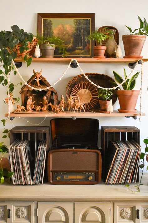 Fall Decor Eclectic, Thrifted Eclectic Decor, Vintage Boho Eclectic Decor, Christmas Decor With Plants, Vintage Boho Interior, Vintage Boho Christmas Decor, Boho Vintage Christmas, Vintage Boho House, Living Room Thrifted