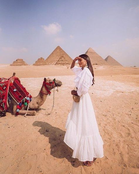 Pyramid Photoshoot Ideas, Pyramids Of Giza Photo Ideas, Cairo Outfit Travel, Pyramids Outfit Summer, Giza Pyramids Photoshoot, Pyramids Of Giza Outfits, Egypt Ideas Photo, Safari Desert Outfit Women, Pyramid Picture Ideas