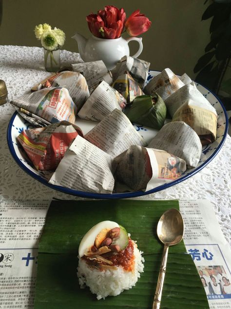 Nasi lemak bungkus is one of the most delicious and famous street food from Malaysia. Nasi Lemak Bungkus, Malaysia Restaurant, Banana Leaf Rice, Asian Food Photography, Famous Street Food, Rice Wraps, Coconut Coffee, Nasi Lemak, Malaysian Food