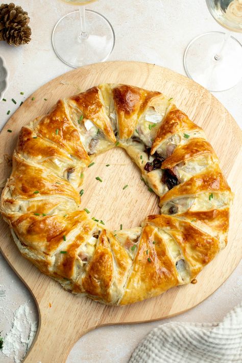 Bacon Brie crescent wreath (easy appetizer for holiday) - Marie Food Tips Pear Bacon And Brie Wreath, Brie And Croissant Appetizer, Brie Pillsbury Crescent Rolls, Brie Holiday Appetizer, Croissant Wreath Recipe, Brie Bacon Cranberry Wreath, Baked Brie Christmas Wreath, Food Wreath Christmas, Crescent Christmas Wreath