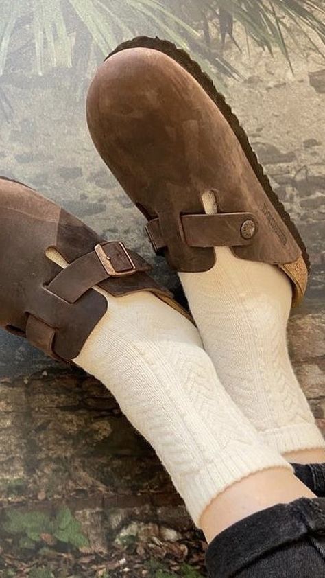 Dark Brown Birkenstock Clog Outfit, Birk Clogs Outfit, Birkenstock Boston Brown, Boston Birks, Brown Birkenstocks, Birkenstock Clog Outfit, Boston Fall, Clog Outfit, Clogs Outfits