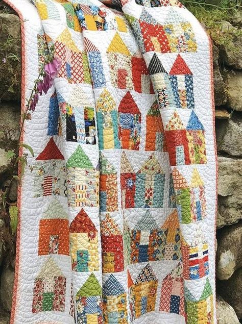 Moda Quilt Patterns, Village Quilt Pattern, Quilt Houses, Village Quilt, House Quilt Block, House Quilt Patterns, Quilting Stitches, Free Pattern Download, Round Robin