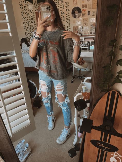 Outfits With Ripped Jeans, Pant Outfit Ideas, Style Ripped Jeans, Basic Girl Outfit, Cute Ripped Jeans, Ripped Jeans Outfit, Summer Fitness, Fitness Outfits, City Fashion