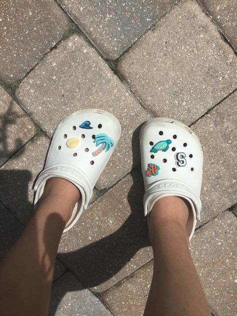 Crocs Ideas White, Crocs Jibbitz Ideas Women, Aesthetic Croc Charms, White Crocs Jibbitz Ideas, White Crocs Aesthetic, Croc Charms Ideas, Croc Charms Aesthetic, Jibbitz Crocs Ideas, Croc Jibbitz Ideas