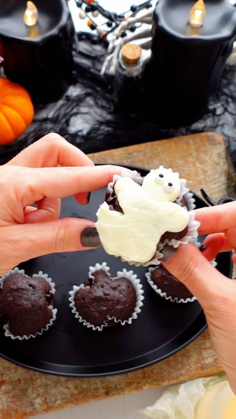 Halloween Ghost Cupcakes 👻 These viral ghost cupcake balls that use balls alumnus foil to shape the cupcakes are so simple and they’re oh so cute! 👻Ingredients and Tools👻 Cupcake Batter Cupcake Liners Aluminum Foil White Frosting Candy Eyes 👻Directions 👻 Prepare cupcake batter (any will work, including boxed or homemade!) Fill cupcake liners with batter about 1/2 full.Roll aluminum foil into small balls, you’ll need four per cupcake. Shape cupcake liners to look like bats using the foil Bat Cupcakes, Bake Cupcakes, Ghost Cupcakes, Candy Eyes, Filled Cupcakes, White Frosting, Cupcake Liners, Halloween Ghost, Aluminum Foil