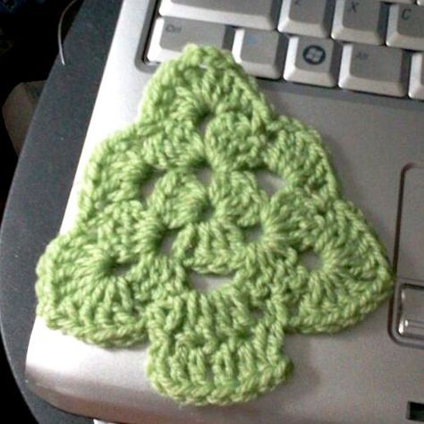 Granny Christmas TreeThis crochet pattern / tutorial is available for free...  Full Post: Granny Christmas Tree Granny Christmas Tree, Xmas Crochet, Granny Christmas, Crazy Crochet, Crochet Christmas Ornaments Free, Crochet Holiday, Crochet Tree, Towel Dress, Crochet Xmas