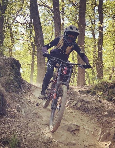 Mountain Biking Photography, Mtb Women, Mtb Girl, Mountain Biking Women, Mountain Biking Gear, Downhill Mountain Biking, Bicycle Mountain Bike, Downhill Bike, Bike Photography