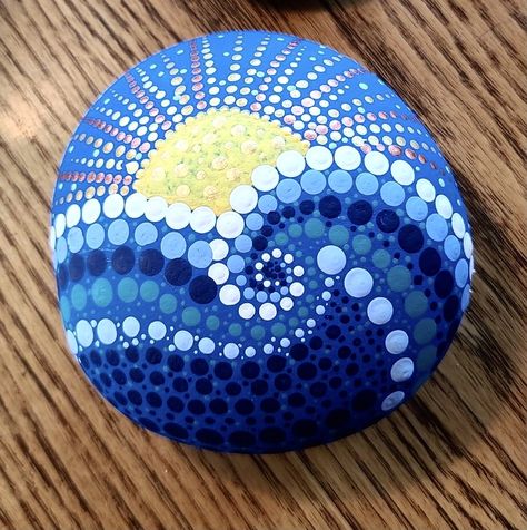 Dot Rock Art, Dot Rock Painting Ideas, Rock Dot Painting Ideas, Painted Rocks Beach, Mandela Rock Painting, Dot Rocks, Garden Rock Art, Mandala Painted Rocks, Diy Rock Art