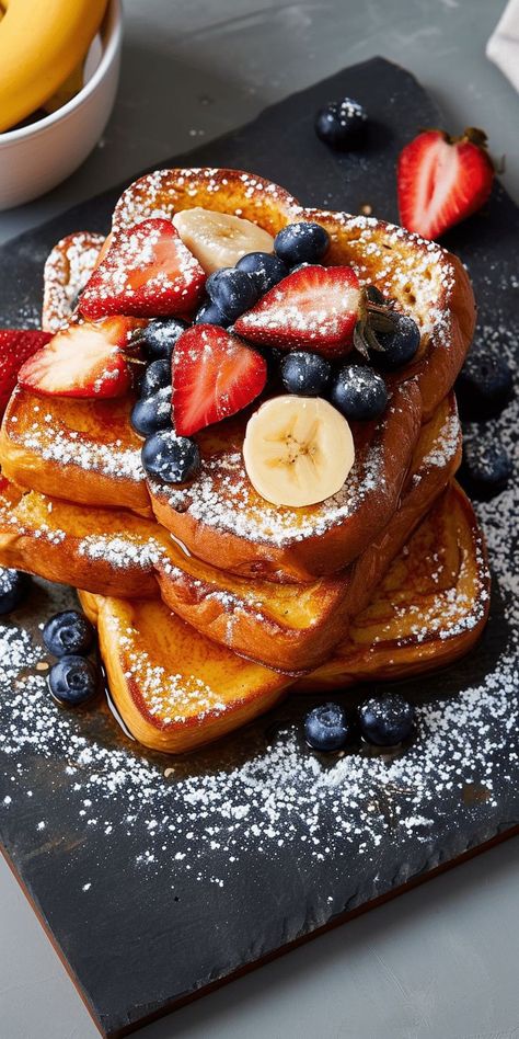 French Toast Presentation, Fancy Breakfast Aesthetic, French Toast With Fruit, Pretty Breakfast, Berry French Toast, Brioche French Toast, Brunch Cafe, Breakfast Platter, French Breakfast