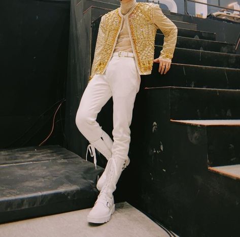 White And Gold Outfits Men, Golden Outfit Men, White And Golden Suit, Gold Outfits Men, Gold And White Outfit, Glittery Outfits, Golden Outfit, Star Costume, High Fashion Men