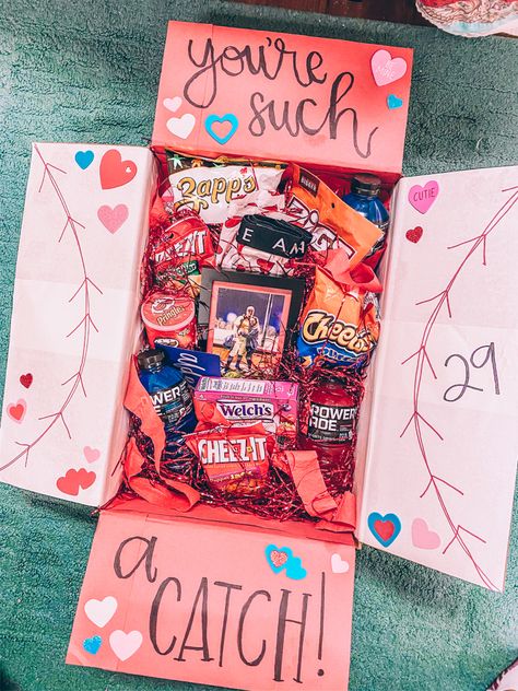 Boyfriend Valentines Gift Basket, Boyfriend Gift Basket Valentine's Day, Valentine Box Ideas For Boyfriend, Candy Gift Ideas For Boyfriend, Valentine’s Day Boyfriend Basket, Candy Box For Boyfriend, Birthday Gifts For Boyfriend 16, Gift Ideas For Sporty Boyfriend, Valentines Gift For Boyfriend Box Ideas