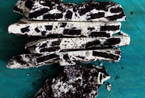 15 Absurdly Delicious Recipes That Use Oreos Oreo Cookie Bark, Cookie Bark, Oreo Bark, Fast Easy Desserts, Oreo Recipes, Bark Recipe, Oreo Dessert, Oreo Cookie, Yummy Sweets