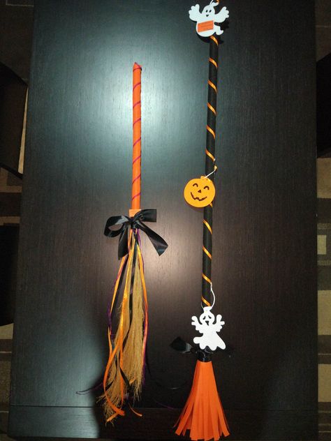 Diy Witch, Halloween Brooms, Witch Core, Witch Diy, Seasonal Wreaths, Halloween Theme, Diy Halloween Decorations, Dia De Muertos, Halloween Themes