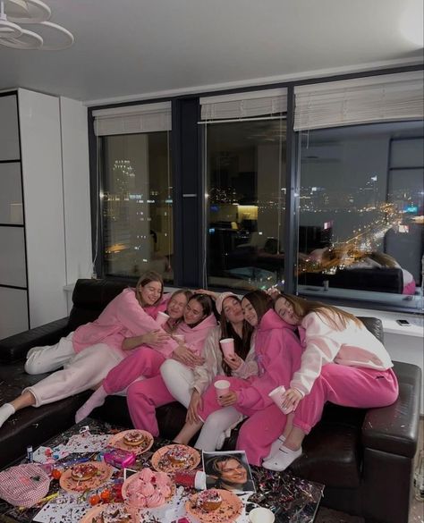 Boujee Sleepover, 2000s Slumber Party Aesthetic, Pink Sleepover Aesthetic, Girly Instagram Pictures, Pijamas Photoshoot Ideas, Hotel Slumber Party Ideas, Pj Party Aesthetic, Friends Galentine, Pajama Party Aesthetic