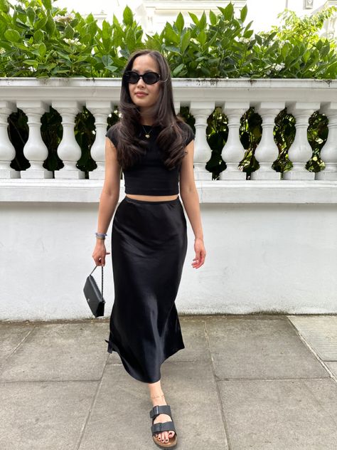 Satin Midi Skirt Outfits Party, Long Silk Skirt Outfit Casual, Black Midi Skirt Outfit Summer Casual, Silky Midi Skirt Outfit, Midi Black Skirt Outfit Summer, Satin Skirt Black Outfit, Black Long Silk Skirt Outfit, Long Black Skirt Outfit Party Night, Black Long Satin Skirt Outfit