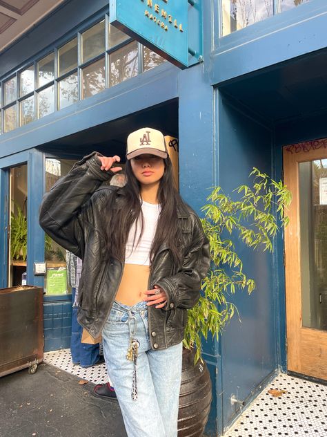 Leather jacket, trucker hat, outfit inspo Leather Jacket Baseball Cap Outfit, Leather Jacket Hat Outfit, Trucker Outfits Women, Streetwear Fashion With Hat, Trucker Hat Womens Outfit, Trucker Hat Winter Outfit, Trucker Hat Fall Outfit, Train Hat Outfit, Trucker Hat Outfit Winter