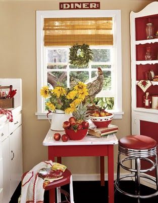 red kitchen Red Country Kitchens, Red And White Kitchen, Red Cottage, Country Living Magazine, Red Home Decor, Maputo, Red Table, Red Decor, Living Magazine