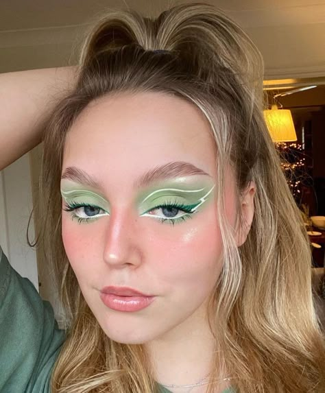 Fairy Makeup Ideas Fantasy Make Up, Green Creative Makeup, Green Fairy Makeup Halloween, Tinkerbell Eye Makeup, Tinkerbell Makeup Ideas, Green Fairy Makeup Looks, Pixie Makeup Looks, Elfen Make Up, Fairy Makeup Ideas Fantasy