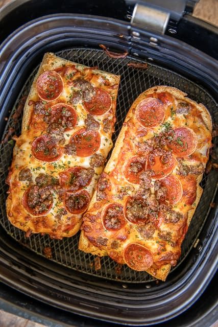 Homemade Air Fryer French Bread Pizza - a million times better than the frozen stuff! Super easy to make and ready to eat in minutes. French bread, pizza sauce, mozzarella cheese, and pizza toppings. Everyone can customize their pizza with their favorite toppings. Such a quick and easy meal! Also great sliced up for parties!! #airfryer #pizza #frenchbread Air Fryer French Bread Pizza, Air Fryer French Bread, Nuwave Air Fryer, Pizza Baguette, Chicken French, Air Fryer Recipes Snacks, Air Fryer Cooking Times, French Bread Pizza, Cooks Air Fryer