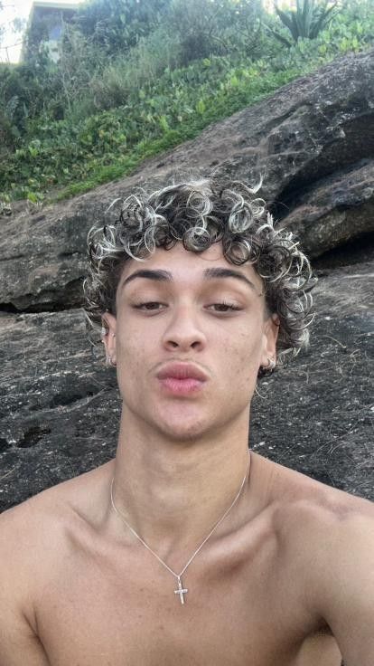 Middle Part Haircut, Highlights Curly Hair, Men Haircut Curly Hair, Taper Fade Haircut, Fresh Haircut, Men's Short Hair, Men Hair Color, Boys With Curly Hair, Beautiful Curly Hair