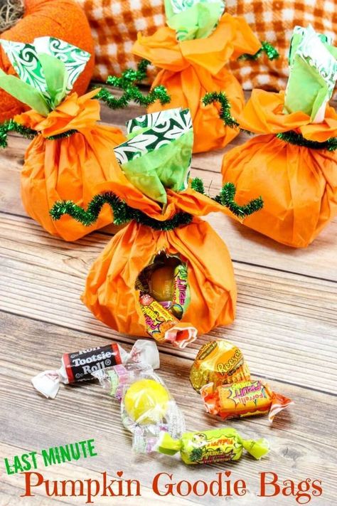 Last Minute Pumpkin Goodie Bags stuffed with candy - perfect for the #Halloween class party! Halloween Treat Bags Diy, Stuffed Pumpkins, Halloween Party Bags, Diy Halloween Treats, Halloween School Treats, Halloween Class Party, Easy Halloween Party, Halloween Goodie Bags, Paper Halloween