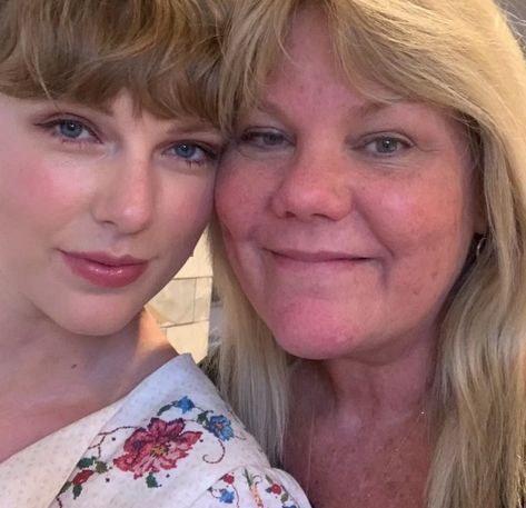 Taylor Swift Tells Mom Andrea 'I Love You' After Winning CMT Award for Best Family Feature Andrea Swift, Taylor Swift Family, Mama Swift, Taylor Swift News, Cmt Awards, Photos Of Taylor Swift, Estilo Taylor Swift, Mother Is Mothering, Meghan Trainor