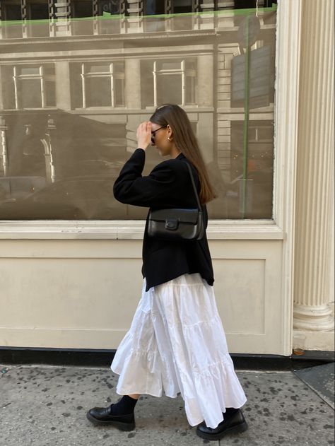 Skirt Oversized Sweater, Skirt White Outfit, Skirt Ans Sweater, White Skirt Outfit Fall, Outfit With White Skirt, Long White Skirt Outfit Winter, Skirt In Winter, Silk Skirt Oversized Sweater, Outfit With Skirt