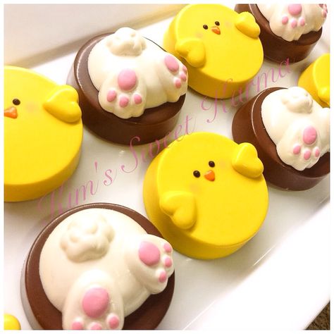 Easter themed Oreos by Kim's Sweet Karma. Easter Cake Pucks, Easter Oreos Covered, Easter Cakepops Ideas, Oreo Puck, Easter Dipped Oreos, Easter Oreo Cookies, Easter Chocolate Covered Oreos, Easter Themed Desserts, Easter Oreo