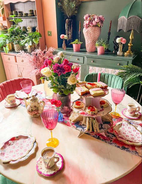 Table Room Ideas, Pink Dining Table, Tea Party Tablescape, Girl Apartment, Marble Pink, Afternoon Tea Parties, Engagement Celebration, Candle Dinner, Dining Table Design