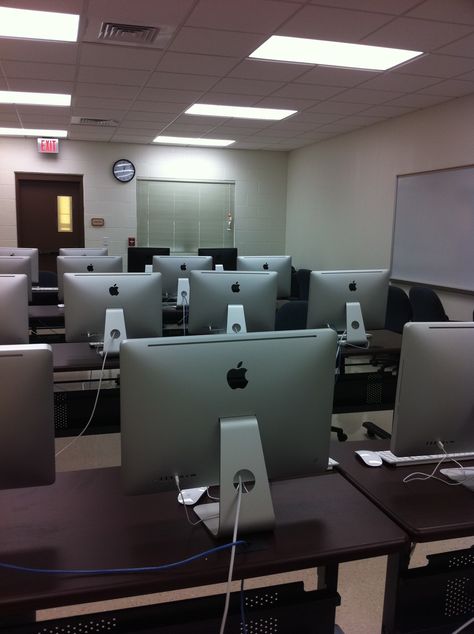 Computer Lab Aesthetic, Fancy School Building, Computer Room School, Fancy Classroom, School Computer Room, Computer Lab Design, Computer Lab Classroom, Awesome Gadgets, Lab Design