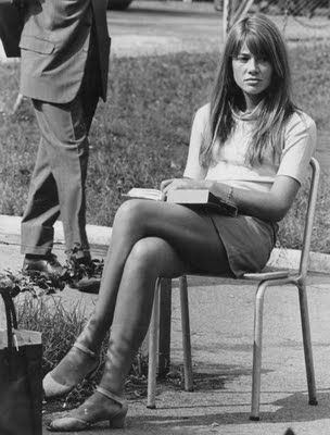 Francoise hardy Francoise Hardy Style, People Reading, French Songs, Charlotte Rampling, 60s 70s Fashion, Francoise Hardy, Charlotte Gainsbourg, Ageless Style, Jane Birkin