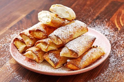 Cheesecake Egg Rolls Take The CakeDelish Cheesecake Egg Rolls, Wonton Recipe, Spicy Hot Chocolate, Hot Chocolate Sauce, Blueberry Cheesecake Bars, Churro Cheesecake, Chicken Egg Rolls, Bake Goods, Egg Roll Recipes