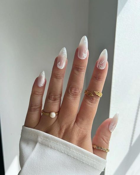 White Floral Nail Designs, Beach Wedding Nails, Nail Art Mariage, Vacation Nail Designs, Simple Wedding Nails, Fall Wedding Nails, Wedding Day Nails, Bridal Nails Designs, Bridal Nail Art