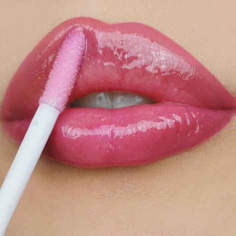 Lip Gloss Pink, Lips Inspiration, Blonde Makeup, Lip Gloss Makeup, Makeup Room Decor, Healthy Lifestyle Quotes, Nice Lips, Makeup For Blondes, Shiny Lips