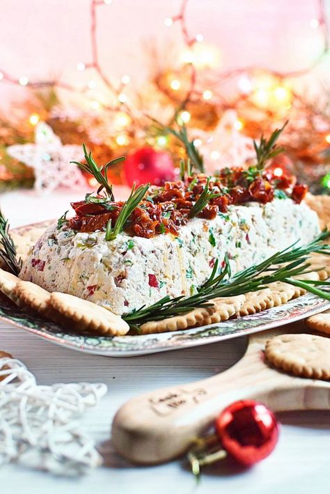 Italian Christmas Appetizers, Italian Cheese Log, Cheese Log Recipes, Christmas Side Dish Recipes, Cake Sandwich, Spoon Fork Bacon, Cheese Log, Christmas Cheese, Refreshing Beverages