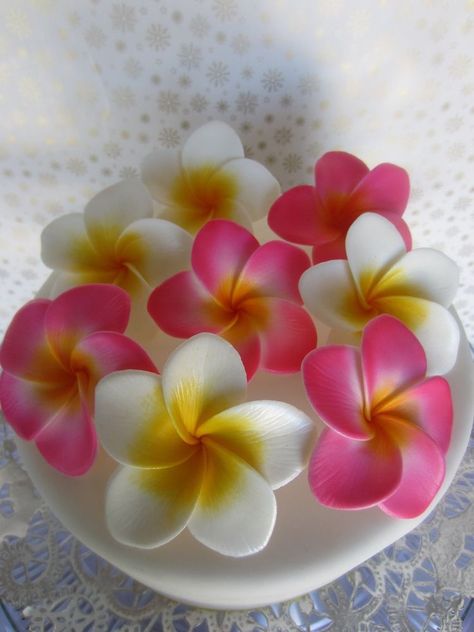 Flores Plumeria, Pink Plumeria, Fondant Flower Tutorial, Flamingo Cake, Beach Cakes, Cake Decorating With Fondant, Elegant Birthday Cakes, Plumeria Flowers, Gum Paste Flowers