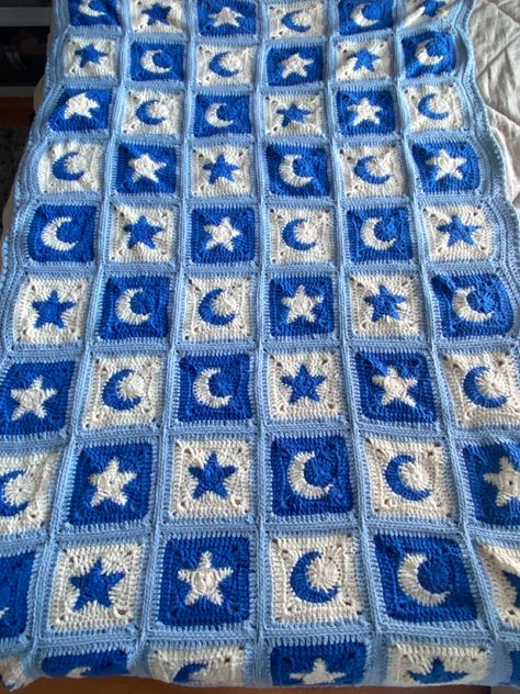 Moon And Star Blanket, Crochet Moon Blanket Pattern Free, Sun Moon And Star Crochet Blanket, Crochet Blanket With Stars, Moon Blanket Crochet, Star And Moon Granny Squares, Star Crochet Pattern Blanket, How To Crochet A Star Blanket, Star Granny Square Blanket