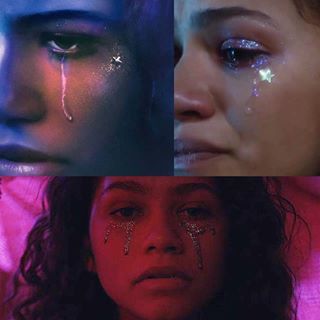 Maddy looked through Nate’s phone and it was weird, Euphoria, Episode 4. I wanted Maddy’s liner to be reminiscent of a shiny 🔪 when the… Zendaya Euphoria, Show Makeup, Smink Inspiration, Halloween Inspo, Make Up Looks, Easy Halloween Costumes, Editorial Makeup, Glitter Makeup, Grunge Hair